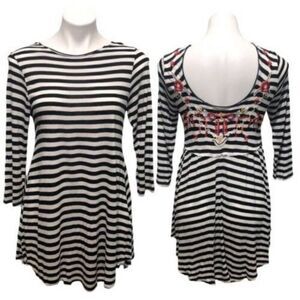 CAITE BLACK & WHITE BOHO-INSPIRED TUNIC W/FLORAL EMBROIDERY ON BACK SZ.S EUC.